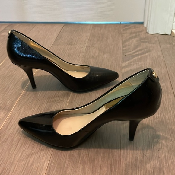 Michael Kors patent textured 1.5” black heels- Size 5.5 Like new. Excellent cond - Picture 2 of 5